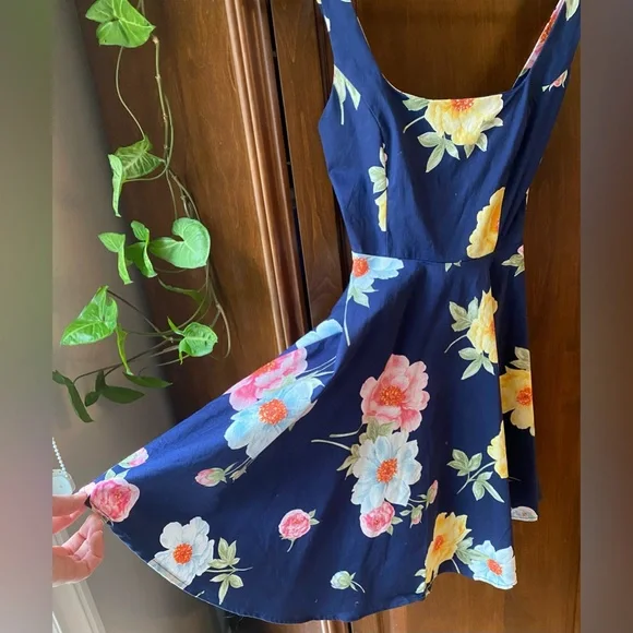 Dress - Picture 3 of 5